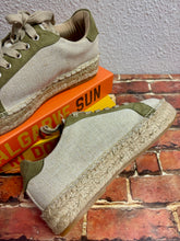 Charger l'image dans la galerie, Baskets éclair beige et kaki à semelle espadrille Vanessa Wu - April