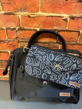 Charger l'image dans la galerie, Pochette Crossbody Medium COURSIVES