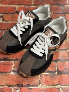 Baskets monogramme Pia beige et noir à semelle running - Vanessa Wu