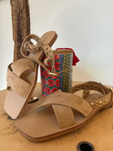 Charger l&#39;image dans la galerie, Sandals plates beiges à clous - Zora