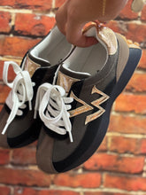 Charger l&#39;image dans la galerie, Baskets monogramme Pia beige et noir à semelle running - Vanessa Wu