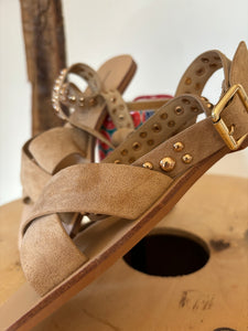 Sandals plates beiges à clous - Zora