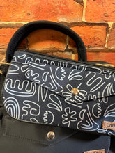 Charger l'image dans la galerie, Pochette Crossbody Medium COURSIVES