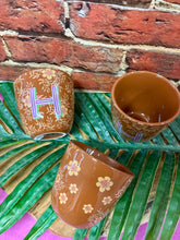 Charger l&#39;image dans la galerie, Tasse lettre alphabet