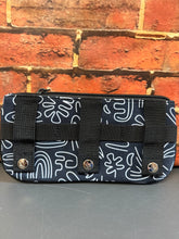 Charger l'image dans la galerie, Pochette Crossbody Medium COURSIVES