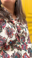 Charger l'image dans la galerie, Blouse écrue fleurie à col lavallière Lisa - Orfeo