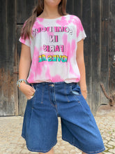 Charger l'image dans la galerie, T-shirt tie &amp; dye "Somebody in Paris loves me" - Lou