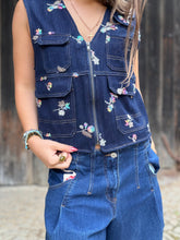 Charger l'image dans la galerie, Veste sans manches en jean brodée fleurs pailletées - Ruby