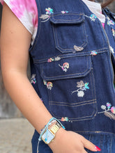 Charger l'image dans la galerie, Veste sans manches en jean brodée fleurs pailletées - Ruby