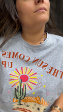 Charger l'image dans la galerie, T-shirt imprimé désert "The Sun Comes Up" - Stella