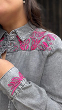 Charger l'image dans la galerie, Chemise grise brodée fleurs roses - Rose