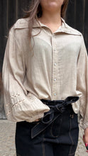 Charger l'image dans la galerie, Chemise beige col officier détails brodés - Rémy