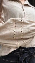 Charger l'image dans la galerie, Chemise beige col officier détails brodés - Rémy